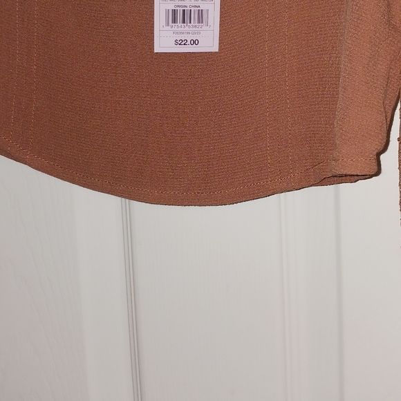 🤎NWT WOMEN'S CROP TOP🤎 - Picture 2 of 2